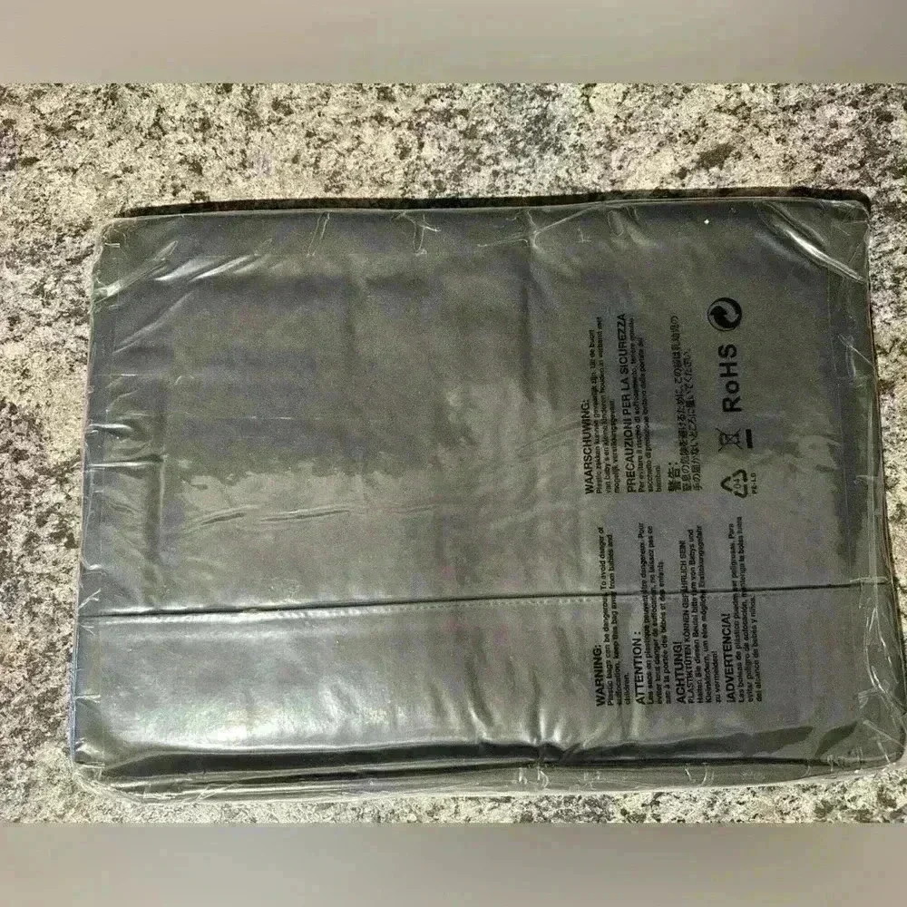 New In Package YTONET 17in Black Laptop Sleeve Carrying Case